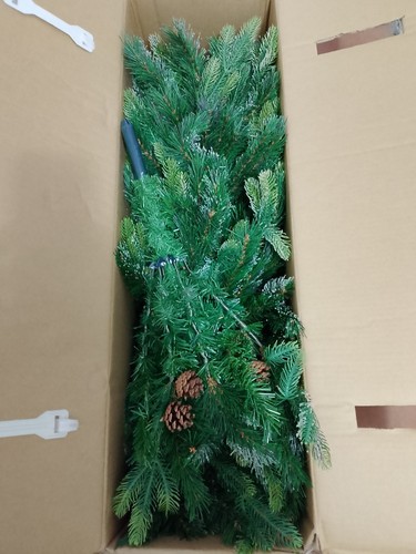 Albero natale con pigne - di,